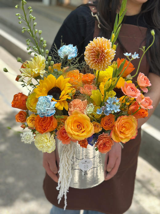 橙色系福桶 向日葵 大丽花，大飞燕，吸色康乃馨，橙色，黄色玫瑰，白色木绣球，卷边太阳花，喷泉草，篮星花，果汁泡泡。永生吊米 商品图1