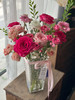 弗洛伊德单头玫瑰五支，粉色荔枝玫瑰三支，迷你粉色太阳花两支，多头玫瑰粉色小仙女一支，苏菲宝贝多头玫瑰四支，粉色多头玫瑰露露公主一支，粉色多头康乃馨两支。水晶花瓶一个，雪柳叶搭配。带手提袋 商品缩略图0