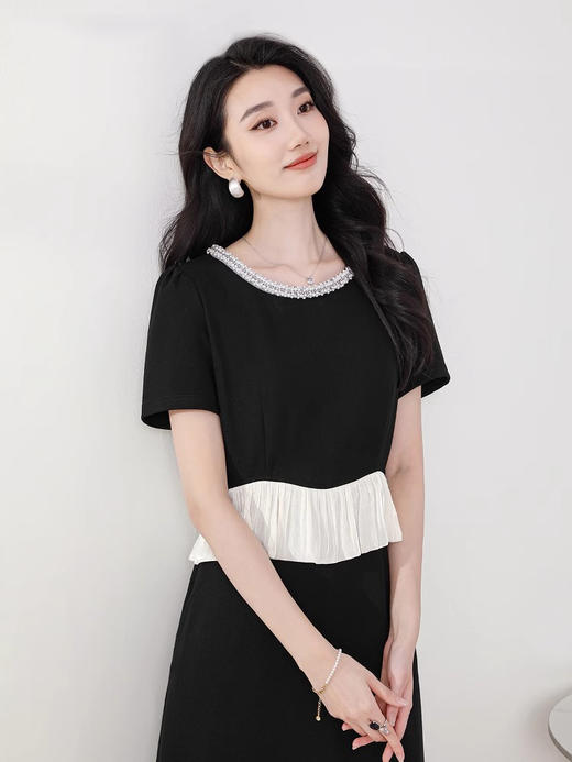 「自」全新升级【铂金会员211/天猫279/差价68】(94632)洛诗琳黑色圆领钉珠时尚撞色连衣裙女2025夏季新款气质小黑裙 商品图3