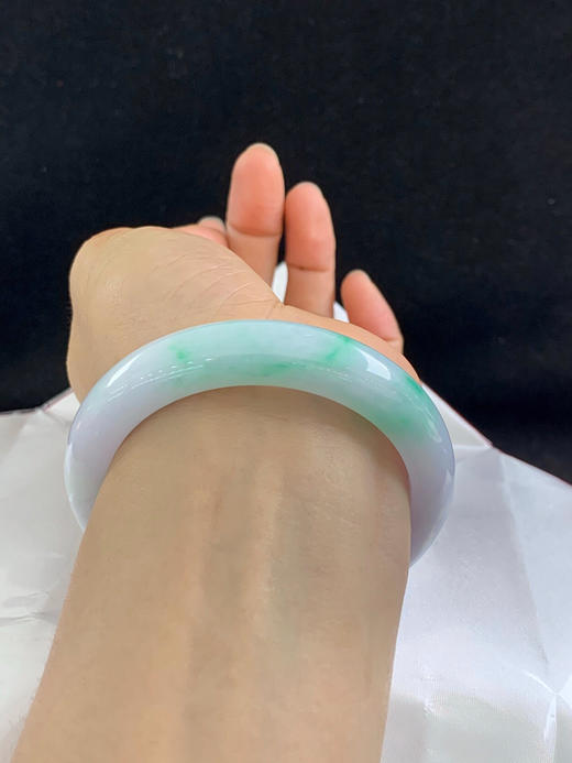 612892，57.2圈口，春彩正圈平安镯，淡紫底飘绿，底子细腻 商品图5