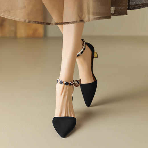 【预售5天】法式包头凉鞋女新款尖头包跟女鞋中空丝带一字扣带中跟单鞋HB&A138-1 商品图3
