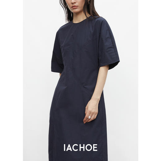 棉仓3431516023-IACHOE立体剪裁宽松版型显瘦不规则收腰连衣裙中长款 商品图2
