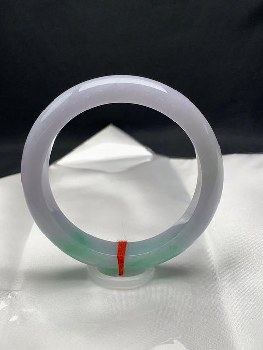 612892，57.2圈口，春彩正圈平安镯，淡紫底飘绿，底子细腻 商品图3