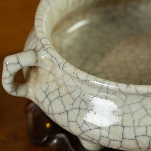 清	哥釉双耳三足炉（红木座） 商品图3