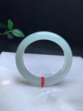 612880，55浅绿底手镯，整体清新甜美  底妆均匀干净