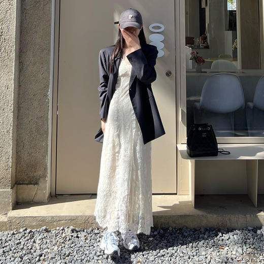 西遇蕾丝吊带连衣裙女夏季新款杏色a字法式修身v领长裙SS050647 商品图1