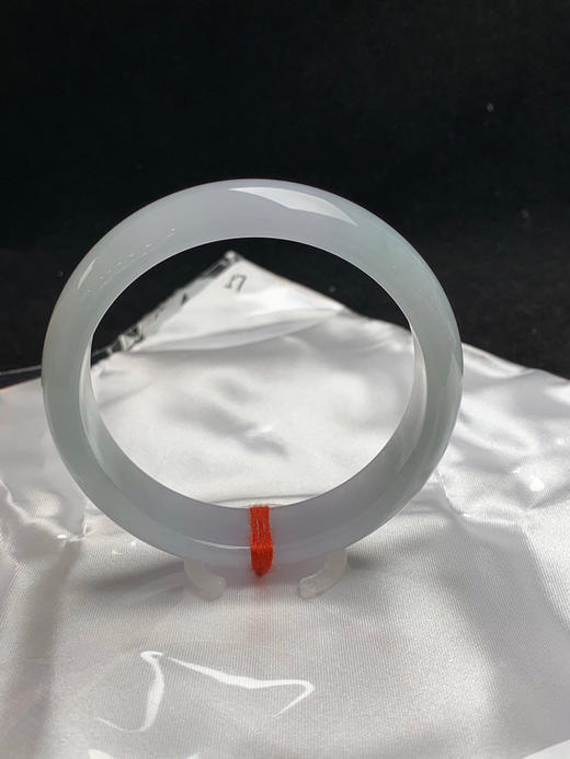 612886，57圈口，冰晴正圈平安镯，宽版条形，淡晴底色，冰润细腻 商品图3