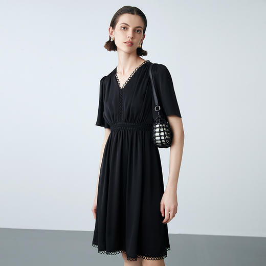 EITIE爱特爱夏季新款法式V领优雅气质收腰显瘦连衣裙7807553 商品图2
