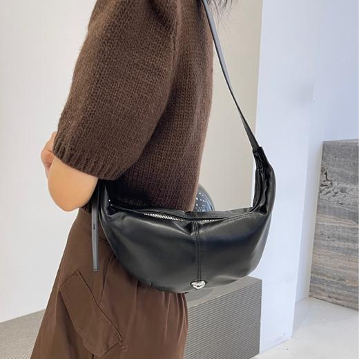 【预售3天】高级质感简约腋下包牛角包斜挎饺子包时尚单肩包慵懒风包DDLY8663 商品图0