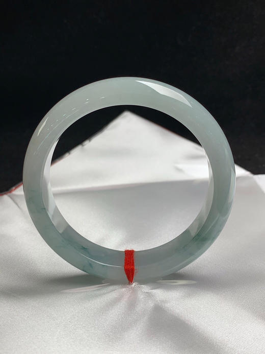 612888，57.3圈口，糯化飘花正圈平安镯，淡淡蓝底色飘蓝花，种老水足，底子细润 商品图3