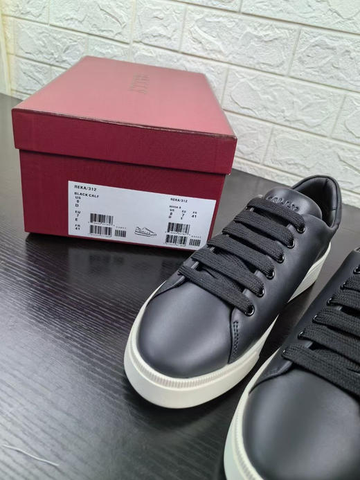 正品 BALLY 巴利春夏新款Raise男士休闲鞋 厚底款  头层牛皮 上脚舒适 
码数 39 40 40.5 41 41.5 42 42.5 43 43.5原盒包装
官网5000➕，现980包邮 商品图2