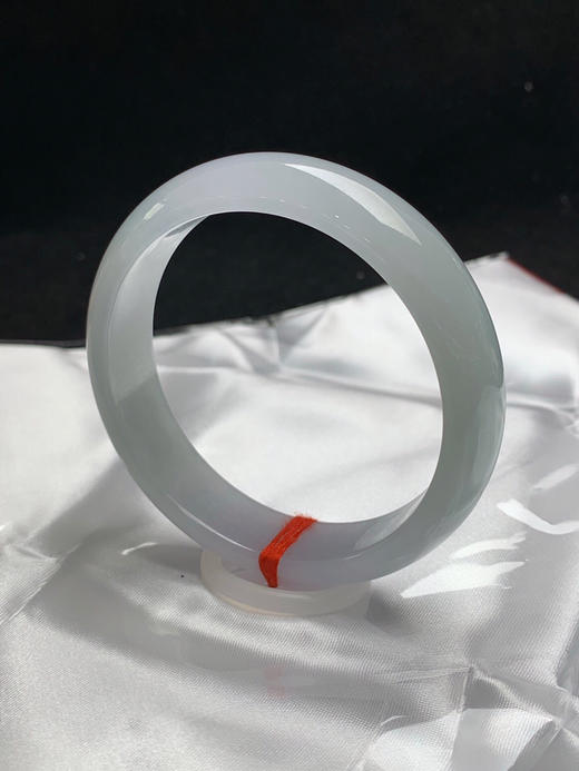 612886，57圈口，冰晴正圈平安镯，宽版条形，淡晴底色，冰润细腻 商品图2