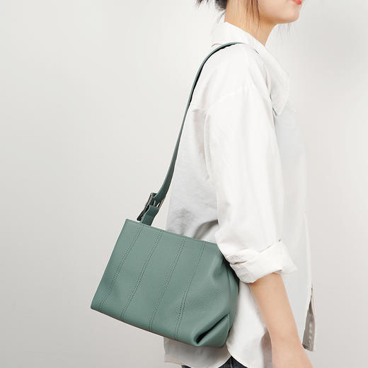 【预售3天】2025新款简约时尚通勤多隔层慵懒风单肩包质感软皮百搭腋下斜挎包M7888 商品图1