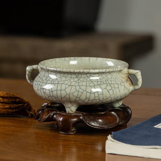 清	哥釉双耳三足炉（红木座） 商品图2