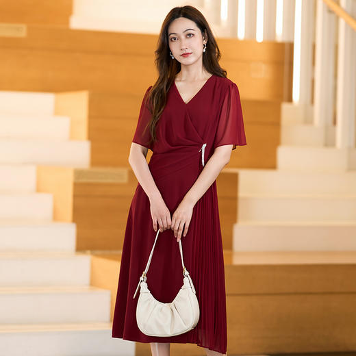 【安可拉红V领连衣裙】EITIE爱特爱气质优雅不对称2025夏新款B2507692 商品图4
