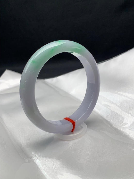 612892，57.2圈口，春彩正圈平安镯，淡紫底飘绿，底子细腻 商品图1