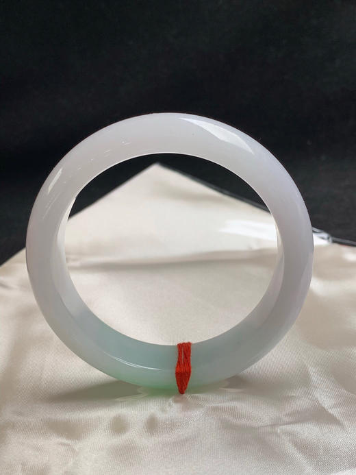 612889，57.7圈口，糯化飘甜绿正圈平安镯，底很淡的粉紫底色，宽版，种老水足底子细腻，整体非常清爽 商品图3