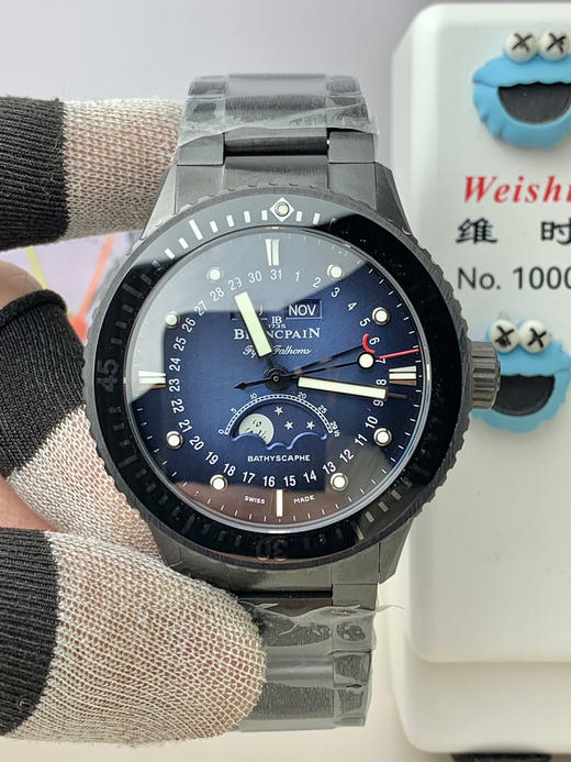 『NOOB official➕市场独家首创，没有之一』宝珀 五十寻 50寻全日历深潜器首创全陶瓷表链
1、集多功能于表盘显示（12 点钟位置的窗口显示星期和月份，以及 6 点钟位置的子表盘显示月相☑️ 商品图1