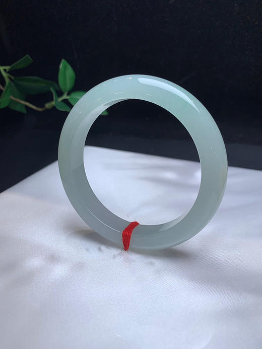 612880，55浅绿底手镯，整体清新甜美  底妆均匀干净 商品图3