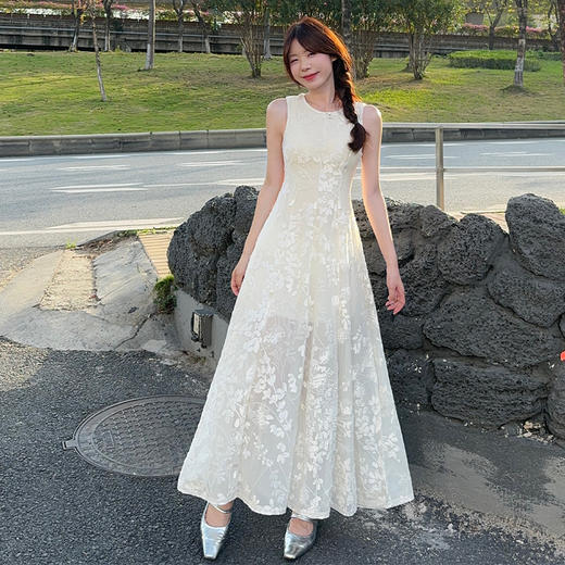 西遇两穿法式连衣裙女2025年夏季新款杏色刺绣圆领a字无袖裙子SS050648 商品图1
