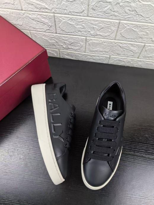 正品 BALLY 巴利春夏新款Raise男士休闲鞋 厚底款  头层牛皮 上脚舒适 
码数 39 40 40.5 41 41.5 42 42.5 43 43.5原盒包装
官网5000➕，现980包邮 商品图3