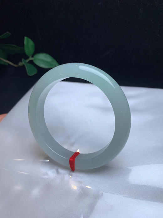 612880，55浅绿底手镯，整体清新甜美  底妆均匀干净 商品图2