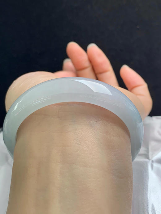 612886，57圈口，冰晴正圈平安镯，宽版条形，淡晴底色，冰润细腻 商品图4