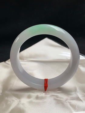 612889，57.7圈口，糯化飘甜绿正圈平安镯，底很淡的粉紫底色，宽版，种老水足底子细腻，整体非常清爽