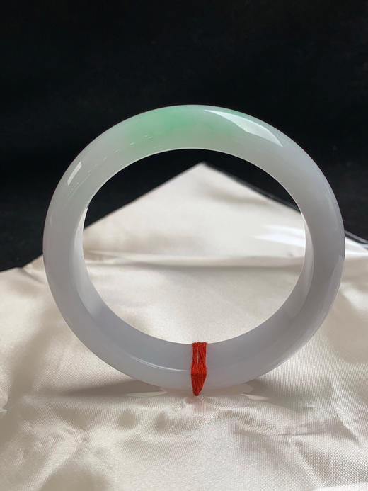 612889，57.7圈口，糯化飘甜绿正圈平安镯，底很淡的粉紫底色，宽版，种老水足底子细腻，整体非常清爽 商品图0