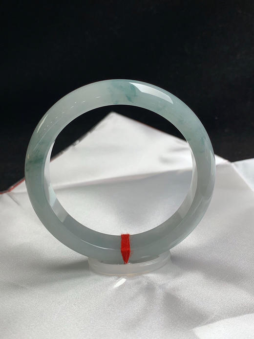 612888，57.3圈口，糯化飘花正圈平安镯，淡淡蓝底色飘蓝花，种老水足，底子细润 商品图0