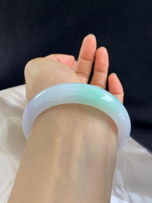 612889，57.7圈口，糯化飘甜绿正圈平安镯，底很淡的粉紫底色，宽版，种老水足底子细腻，整体非常清爽 商品图5