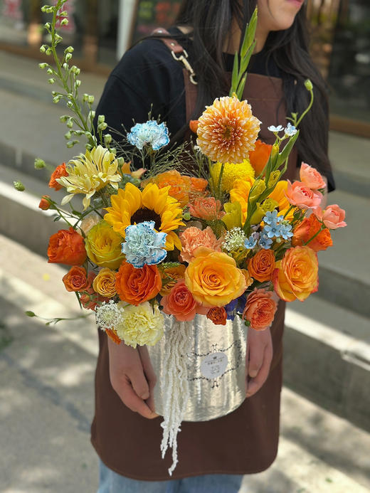 橙色系福桶 向日葵 大丽花，大飞燕，吸色康乃馨，橙色，黄色玫瑰，白色木绣球，卷边太阳花，喷泉草，篮星花，果汁泡泡。永生吊米 商品图2