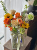 教师节 瓶插花 向日葵两支，金色海岸两支，香槟玫瑰三支，橙色芭比三支，绿色康乃馨三支，黄色康一支，白色桔梗一支，雪柳叶搭配，水晶花瓶一个，带手提袋 商品缩略图1