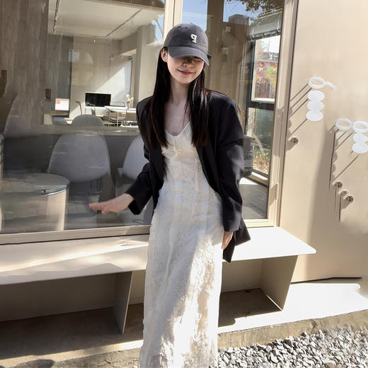 西遇蕾丝吊带连衣裙女夏季新款杏色a字法式修身v领长裙SS050647 商品图2