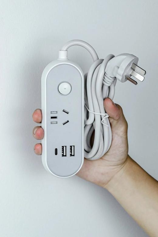 3C认证！【品柠PINICK·多功能斜面夹角插座】 斜面夹角设计，人体工学插拔角度，拔插更省力~多插孔位➕USB充电，多设备用电全满足 ！42mm孔距，大型插头互不干扰，扩容不怕不够用 商品图0