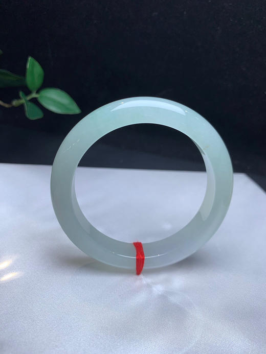 612880，55浅绿底手镯，整体清新甜美  底妆均匀干净 商品图1