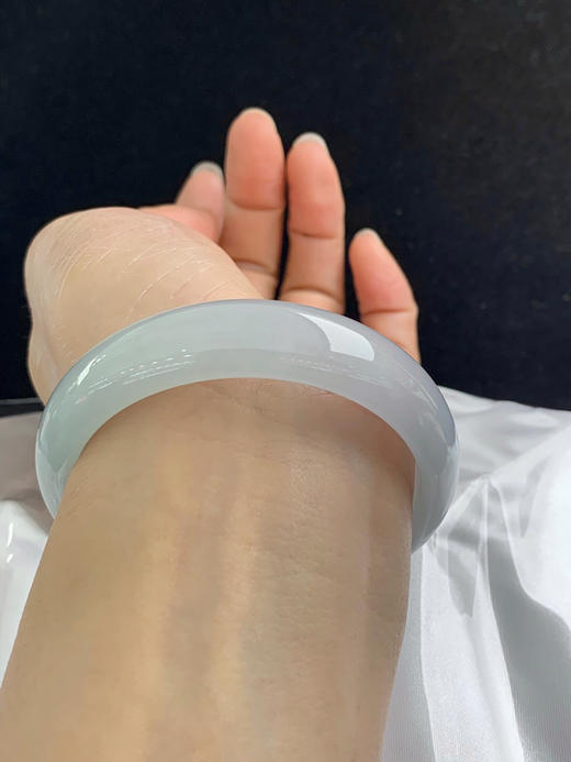 612886，57圈口，冰晴正圈平安镯，宽版条形，淡晴底色，冰润细腻 商品图5