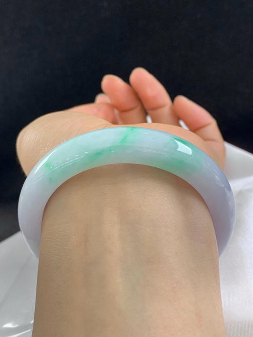 612892，57.2圈口，春彩正圈平安镯，淡紫底飘绿，底子细腻 商品图4