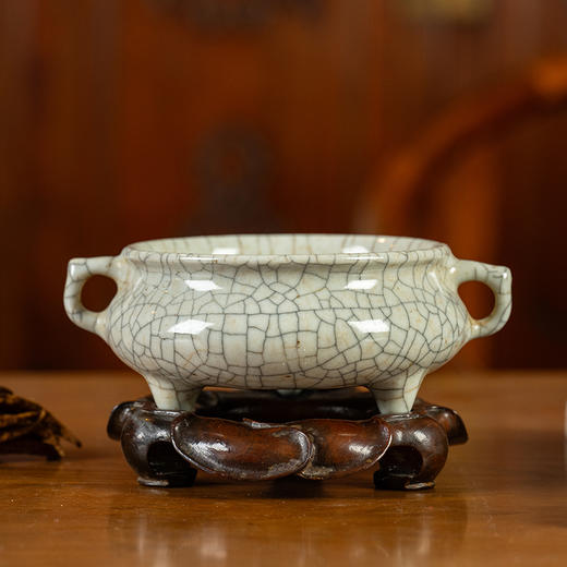 清	哥釉双耳三足炉（红木座） 商品图0