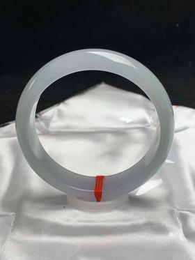 612886，57圈口，冰晴正圈平安镯，宽版条形，淡晴底色，冰润细腻