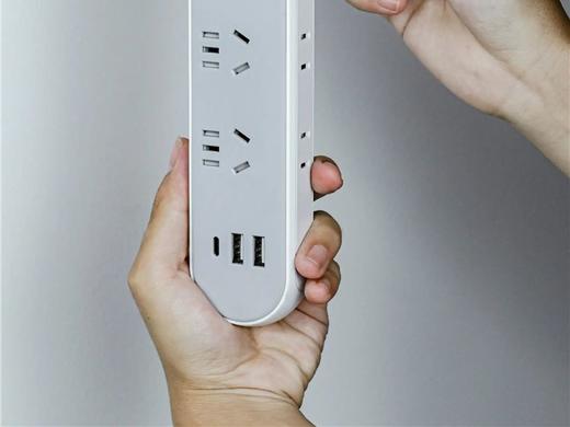 3C认证！【品柠PINICK·多功能斜面夹角插座】 斜面夹角设计，人体工学插拔角度，拔插更省力~多插孔位➕USB充电，多设备用电全满足 ！42mm孔距，大型插头互不干扰，扩容不怕不够用 商品图2