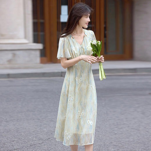 熙世界法式优雅立体花朵V领连衣裙2025夏季新款度假风茶歇裙子 商品图2
