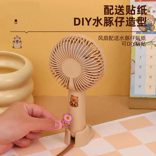 【送贴纸❗️灯光便携水豚风扇】手持出行皆可用，还能当桌面手机支架！USB充电办公室学校用静音带补光灯卡皮巴拉迷你小风扇 商品图2