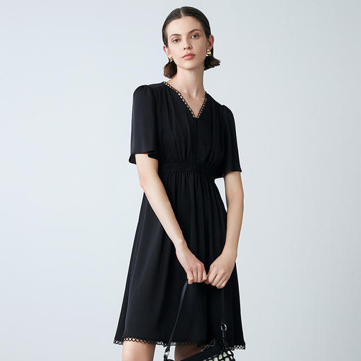 EITIE爱特爱夏季新款法式V领优雅气质收腰显瘦连衣裙7807553 商品图3