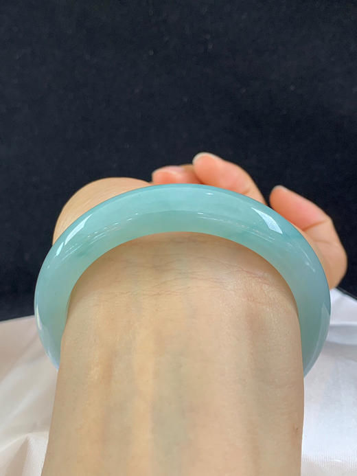 612891，57圈口，糯冰晴底正圈平安镯，浓晴绿底色，颜色漂亮，带飘花，水头好，底子细润 商品图4