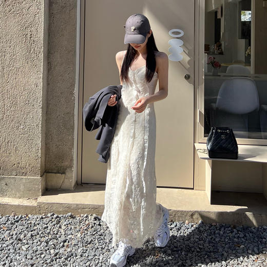 西遇蕾丝吊带连衣裙女夏季新款杏色a字法式修身v领长裙SS050647 商品图0