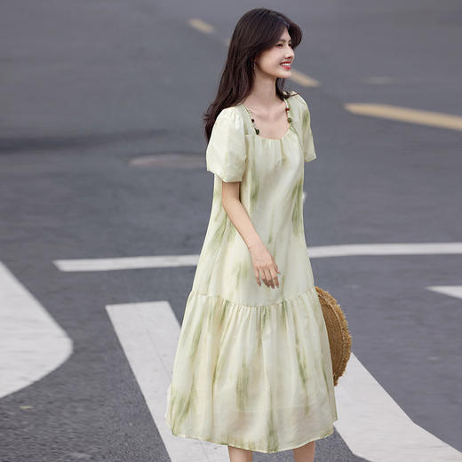 【专属特价】熙世界轻国风晕染方领连衣裙2025夏新款灯笼袖宽松雪纺蛋糕裙子 商品图2