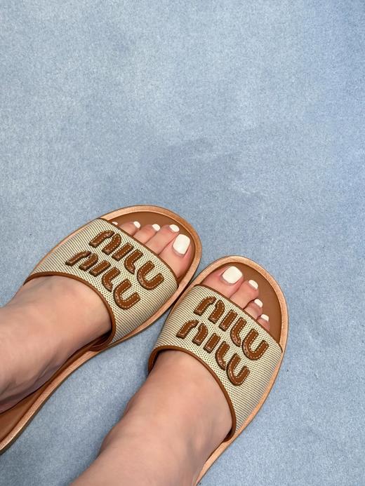 缪缪 春夏系列拉菲草编织皮质Logo半拖 （HC） 商品图2