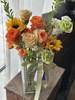 教师节 瓶插花 向日葵两支，金色海岸两支，香槟玫瑰三支，橙色芭比三支，绿色康乃馨三支，黄色康一支，白色桔梗一支，雪柳叶搭配，水晶花瓶一个，带手提袋 商品缩略图0