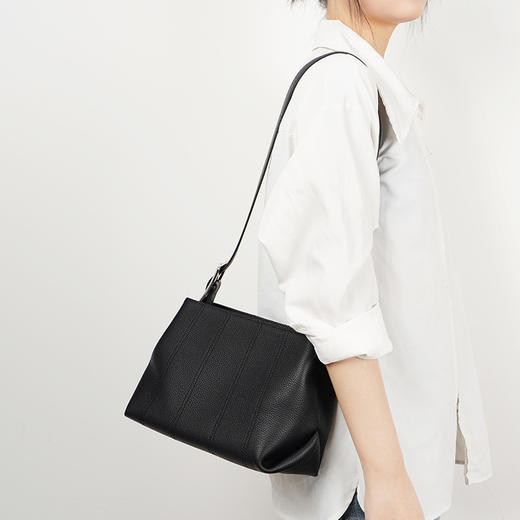 【预售3天】2025新款简约时尚通勤多隔层慵懒风单肩包质感软皮百搭腋下斜挎包M7888 商品图3